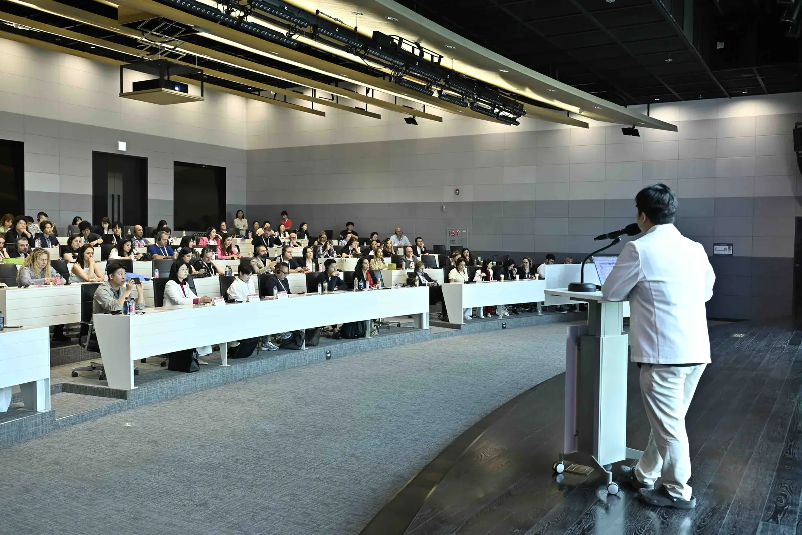 A lecture in progress at IMLG 2025 in Seoul